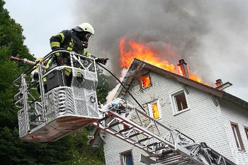 Von der Drehleiter aus wird der Brand bekämpft. Foto: Liebau
