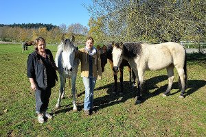 Beide haben ein besonderes Gespür für Pferde: Anette (links) und Julia Radon auf ihrer Rose Ranch Radon in Bittelbronn, wo Pferde stressfrei leben. Foto: Morlok