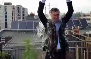 Ice Bucket Challenge mal anders: Ist das? Ja, es ist - neben Cem Özdemir steht eine Hanfplanze. Foto: Yotube-Kanal Bündnis 90/Die Grünen