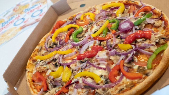 Duo schlägt auf Inhaber eines Pizza-Lieferdienstes  ein – mit Verkehrsschild