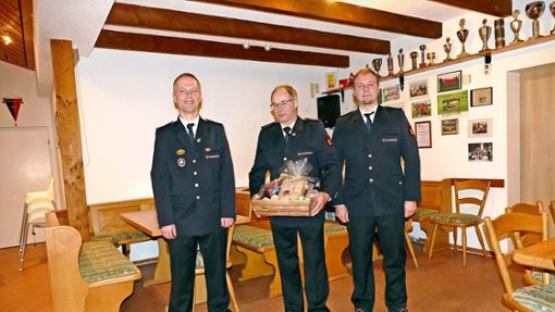 Wolfgang Heinzelmann (Mitte) wird von Abteilungskommandant Gerhard Günther (links) und seinem Stellvertreter Sascha Wöhr aus dem aktiven Dienst verabschiedet. Foto: Stöhr