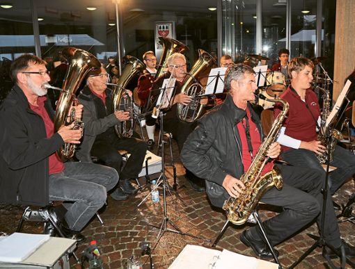 Die Freizeitmusikanten sorgten bei der Sonnwendfeier in Jettingen für die musikalische Unterhaltung. Foto: Priestersbach Foto: Schwarzwälder Bote