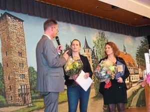 Bürgermeister Christoph Schaack stellte Julia Zängl und Ina Schaack (rechts) als Familienbesucherinnen  vor. Foto: Stocker Foto: Schwarzwälder Bote