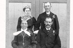 Das Foto zeigt das Hochzeitspaar (sitzend) Robert Maurer und seine Frau Katharina, geborene Sökler, im Jahr 1911. Foto: privat