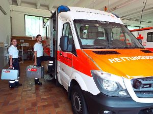 Rettungssanitäterin Lisa Heiberger und Rettungsassistent Marcel Egenter machen in Balingen einen der sieben Rettungswagen des Roten Kreuzes einsatzbereit.  Foto: Schnurr