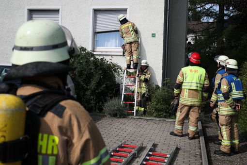 In der Saarlandstraße verschafft sich die Feuerwehr über ein gekipptes Fenster Zugang zu der Wohnung, in der der Rauchwarnmelder ausgelöst hatte. Foto: Eich
