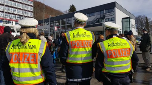 Polizisten vor der Burladinger Stadthalle. Foto: Horst