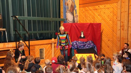 Ein Zauberer präsentiert bei der Kinderfasnet mehrere Tricks. Die Kinder schauen dabei alle gespannt zu. Foto: Jambrek