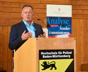 Martin Schatz, Präsident der Hochschule für Polizei in  Schwenningen, eröffnet den Projekttag mit Praxis. Foto: HfP Foto: Schwarzwälder Bote