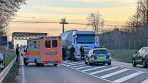 Lastwagen und Auto verunglücken zwischen Schömberg und Balingen