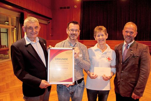 Bei der Blutspende (von links):  Ludwig Kern, Michael Molitor, Erna Kern und  Bürgermeister Bernhard Waidele. Fotos: Weis Foto: Schwarzwälder Bote
