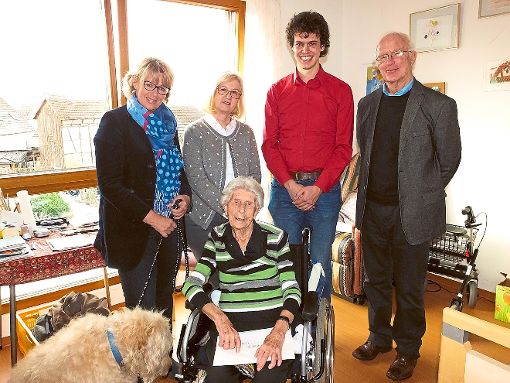 Im Kreis der Familie feierte Elfriede Köhne ihren 105. Geburtstag. Auch Ortsvorsteher Patrick Sekinger gratulierte. Foto: Stocker Foto: Schwarzwälder-Bote