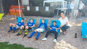 Während der Spielpausen  genossen die Kinder beim Sportwochenende des FC Hüfingen den  für die Strandbar organisierten Sandstrand samt Liegestühlen als Ort der Entspannung.  Foto: Freitag Foto: Schwarzwälder Bote