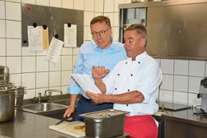 Thomas Peter erläutert Hartmut Keller das AOK-Kochshow-Rezept. Foto: AOK Foto: Schwarzwälder Bote