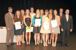 Einige Schüler erhielten einen Preis für ihre herausragenden schulischen Leistungen. Foto: Geisel Foto: Schwarzwälder-Bote