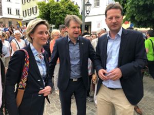 Wirtschaftsministerin Nicole Hoffmeister-Kraut und Landrat Günther-Martin Pauli gratulieren Bürgermeister Philipp Hahn. Foto: (nil)