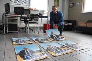 Ich bin bereit steht auf seinen Wahlplakaten. Jetzt ist Gaetano Cristilli aber erstmal fassungslos: Viele seiner Plakate sind verschwunden, andere, wie diese hier, wurden zerstört im Gebüsch gefunden.  Foto: Spitz
