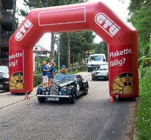 Mit dem Durchfahren eines   Portals begann der zweite Tag der Genuss-Rallye.  Foto: Glaser Foto: Schwarzwälder-Bote