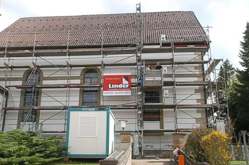 Das Gerüst ist zum Auftakt der Renovierung der Kirche St. Silvester in Erlaheim aufgebaut worden. Fotos: Hertle Foto: Schwarzwälder Bote