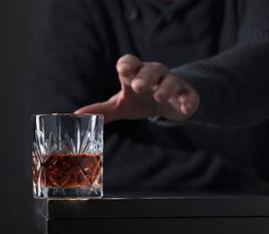Der Griff zum Alkohol gehört für den 20-jährigen Angeklagten zum Alltag. Foto: © alexlukin – stock.adobe.com Foto: Schwarzwälder Bote