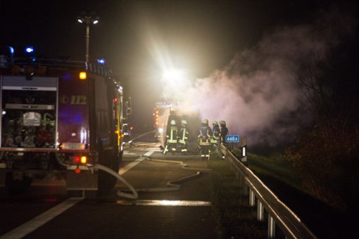 Beim Eintreffen stand der Transporter in Flammen. Foto: Feuerwehr Rottweil