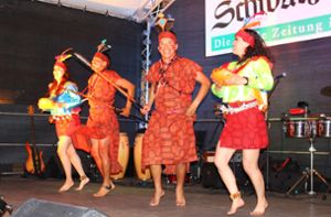 Die lateinamerikanische Tanz-Theatergruppe „Kusi-Kay“ aus Freiburg präsentierte in wechselnden Kostümen Tänze Foto: Fahrland