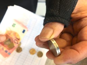 Gleiche Größe, gleiche Stärke, fast gleiche Riffelung am Rand: Die Zehn-Baht-Münze ähnelt dem Zwei-Euro-Stück enorm, ist aber nur 25 Cent Wert. Foto: Katy Cuko