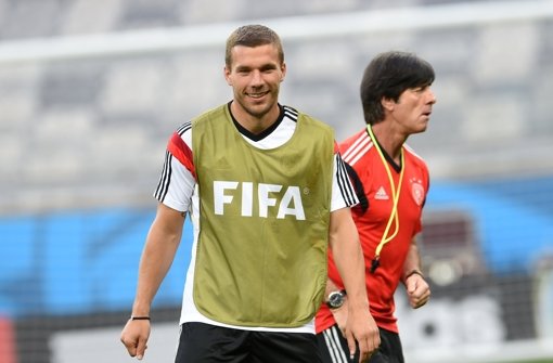 Joachim Löw (rechts) beteiligt Auswechselspieler, wie Social-Media-Experte Lukas Podolski, am Erfolg.  Foto: dpa