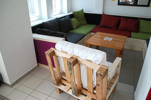 Schüler der achten Klasse der Gemeinschaftsschule haben aus Paletten  ein Sofa und einen Sessel fürs Jugendhaus gebaut. Foto: Hertle Foto: Schwarzwälder Bote
