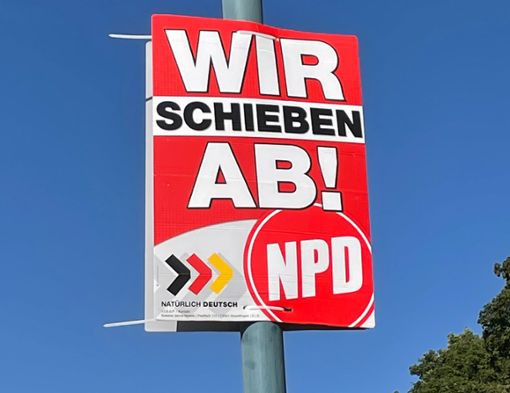 NPD-Plakate wie dieses beschäftigen derzeit die Lahrer Stadtverwaltung – bald auch die Staatsanwaltschaft? Foto: Bender