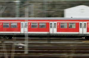 Gleise überqueren verboten: Ein Zug kommt schneller als man denkt. Foto: dpa
