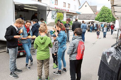 Vor allem lockte die Besucher das kulinarische Angebot der Vereine auf den Krämermarkt in Salzstetten. Foto: Wagner Foto: Schwarzwälder Bote