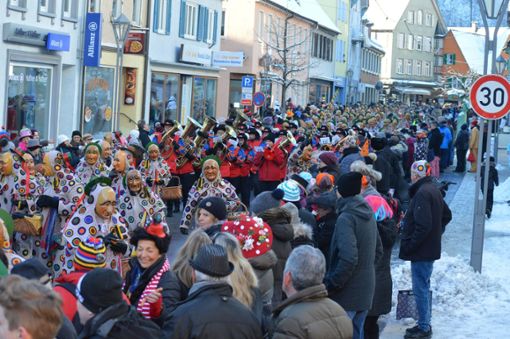 Am Fasnetsdienstag stand wieder ein närrischer Pflichttermin für alle in und um Oberndorf an: Beim historischen Narrensprung zogen Narren und Musiker durchs Städtle. Foto: Cools