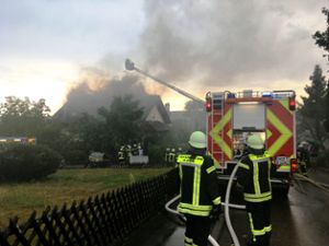 Ein Blitz setzte den Dachstuhl eines Wohnhauses in Horb-Bildechingen in Brand. Foto: Feuerwehr