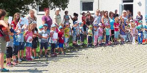 Mit einem tierischen Lied setzten die Kinder den Schlusspunkt hinter die Ferienbetreuungswoche an der Schönbronner Halle. Foto: Stadler Foto: Schwarzwälder-Bote