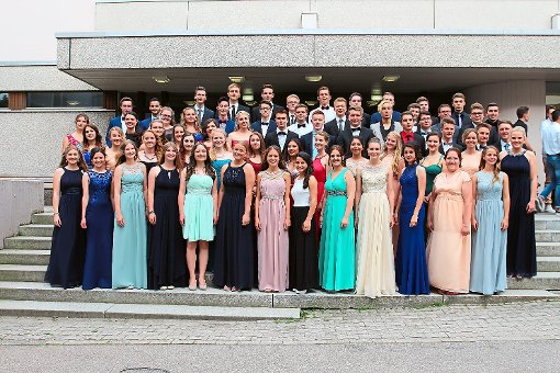Die 62 Abiturienten des Gymnasiums Dornstetten bei ihrer Abifeier in der Stadthalle Dornstetten.  Foto: Sannert