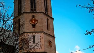 Die Uhr am Kirchturm zeigt 12.02 Uhr. Dabei ist es erst 9.30 Uhr. Foto: Marschal