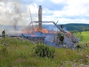 Bis auf die Grundmauern brannte der 400 Jahre alte Bauernhof in Oberkirnach gestern nieder.   Foto: Vaas Foto: Schwarzwälder-Bote