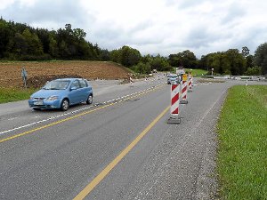 Die Arbeiten für den neuen Kreisverkehr an der B  14/Oberndorfer Straße ruhen. Die Abzweigung nach Rottweil über  die Oberndorfer Straße ist trotzdem gesperrt. Foto: Otto