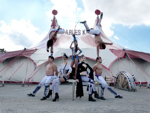 Der Zirkus Charles Knie gastiert zurzeit in Rottweil. Mit dabei sind die Handstandartisten Messoudi Brothers.   Foto: Kübler
