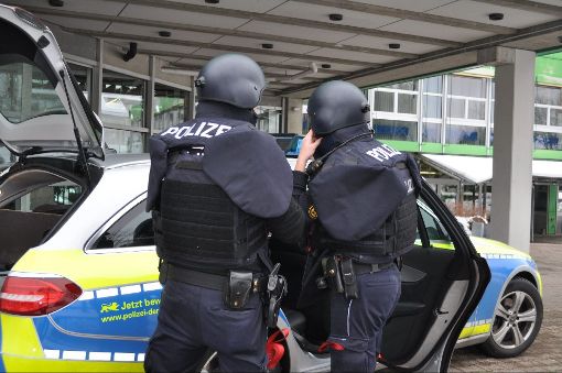 Die Polizei hat das Berufsschulzentrum in Freudenstadt vorsorglich abgeriegelt.  Foto: Müller