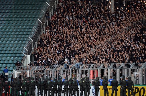 Szene vom Pokalspiel in Magdeburg: Polizisten stellen sich vor dem Frankfurter Fanblock auf Foto: dpa-Zentralbild