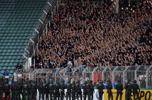 Szene vom Pokalspiel in Magdeburg: Polizisten stellen sich vor dem Frankfurter Fanblock auf Foto: dpa-Zentralbild