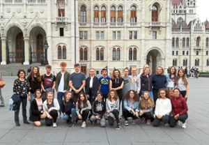 Stolz präsentieren sich die Blumberger  Realschüler in Budapest vor dem ungarischen Parlamentsgebäude für ein Gruppenfoto. Foto: Schacherer Foto: Schwarzwälder Bote