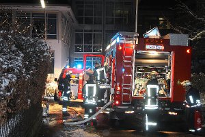 Montagabend kurz vor 21 Uhr: Den Brand in einem Klassenzimmer der Christiane-Herzog-Realschule hatte die Feuerwehr schnell im Griff.  Foto: Hofmann