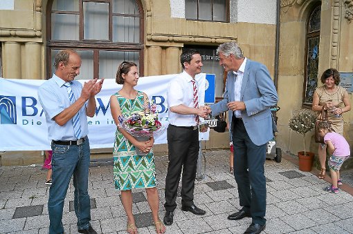 Auch Landrat Helmut Riegger (rechts) gratulierte  am 27. Juli 2014 Klaus Mack zur Wiederwahl.  Foto: Archiv Foto: Schwarzwälder-Bote