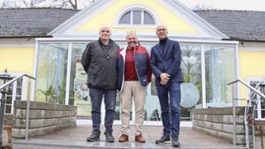Güney Birdüzer (Mitte) mit Volker Wursthorn (links) und Frank Schilling vor dem Parkrestaurant: Die nächsten zwei Jahre wird Chicco, wie Birdüzer auch genannt wird, weiterhin seine Gäste empfangen können. Foto: Johannes Haug
