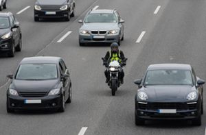 Eine Auseinandersetzung zwischen Autofahrer und Motorradfahrer auf der Autobahn landete vor dem Amtsgericht Horb. (Symbolfoto). Foto: digitalstock – adobe.stock.com