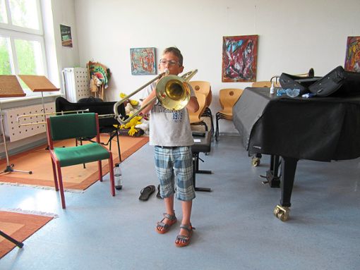 Noah will es beim Nachmittag der Jugendmusikschule  mit der Posaune  ganz genau wissen.   Foto: Schuster Foto: Schwarzwälder Bote