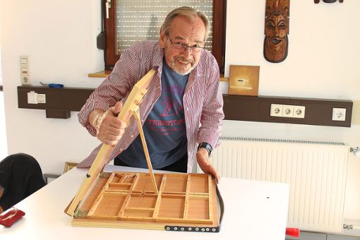 Auch Kinder dürfen bei Gerhard Kattner-Holzmann malen – und dafür hat er extra eine Staffelei gebaut. Foto: Ranft Foto: Schwarzwälder Bote